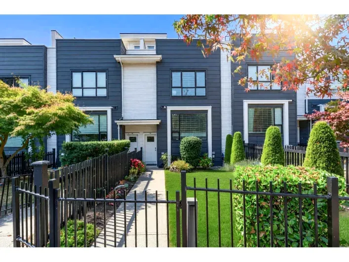 Row / Townhouse for sale: 218 2277 OAK MEADOWS DRIVE, Surrey