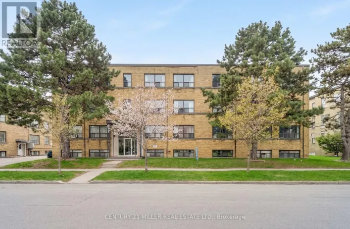 22 - 6 SARANAC BOULEVARD, Toronto