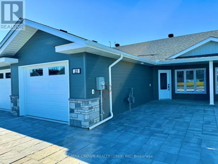 Row / Townhouse for sale: 22 GOLF STREET, Kapuskasing