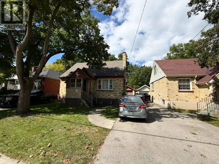 House for sale: 220 BERNARD AVENUE, London East