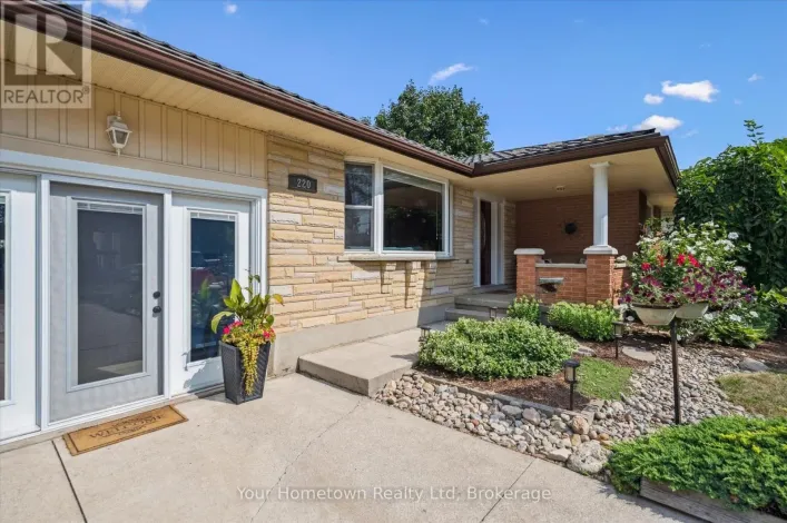 220 COLBORNE STREET, Centre Wellington