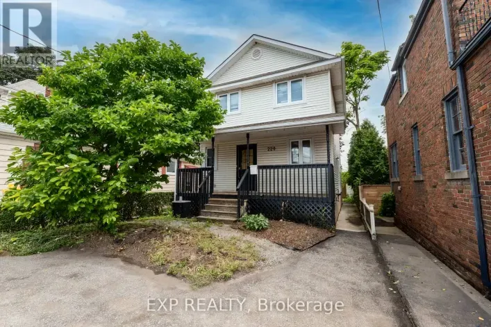 House for sale: 220 GENEVA STREET, St. Catharines