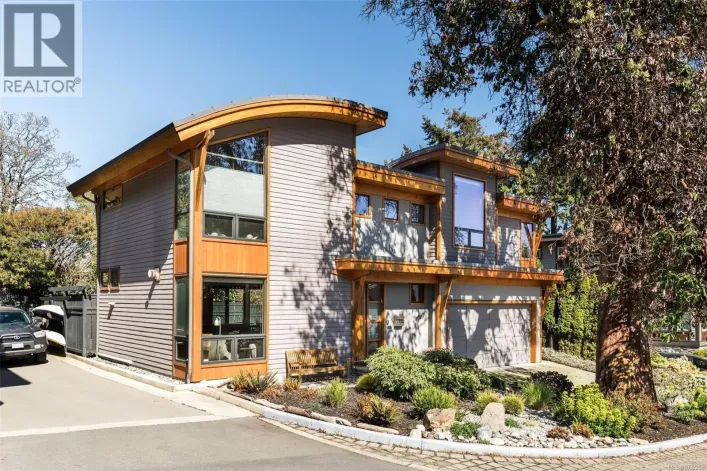 220 Moss Rock Pl, Victoria