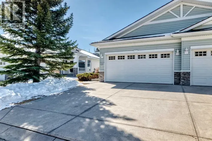 220 Rocky Ridge Villas NW, Calgary
