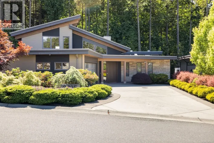 2215 Riviera Pl, Langford