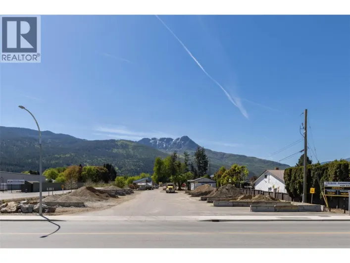 2220/2270 10 Avenue SW, Salmon Arm