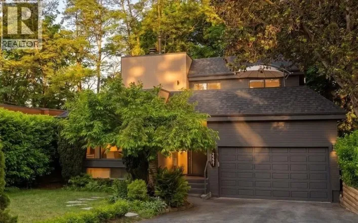 2221 BOWSER AVENUE, North Vancouver