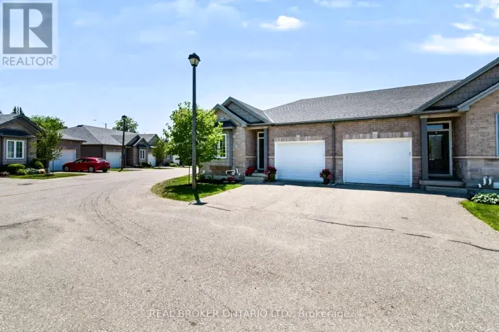 Row / Townhouse for sale: 22-244 DUNDAS STREET, Brant