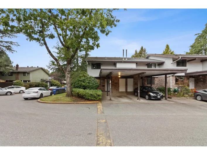 Row / Townhouse for sale: 223 7453 140 STREET, Surrey