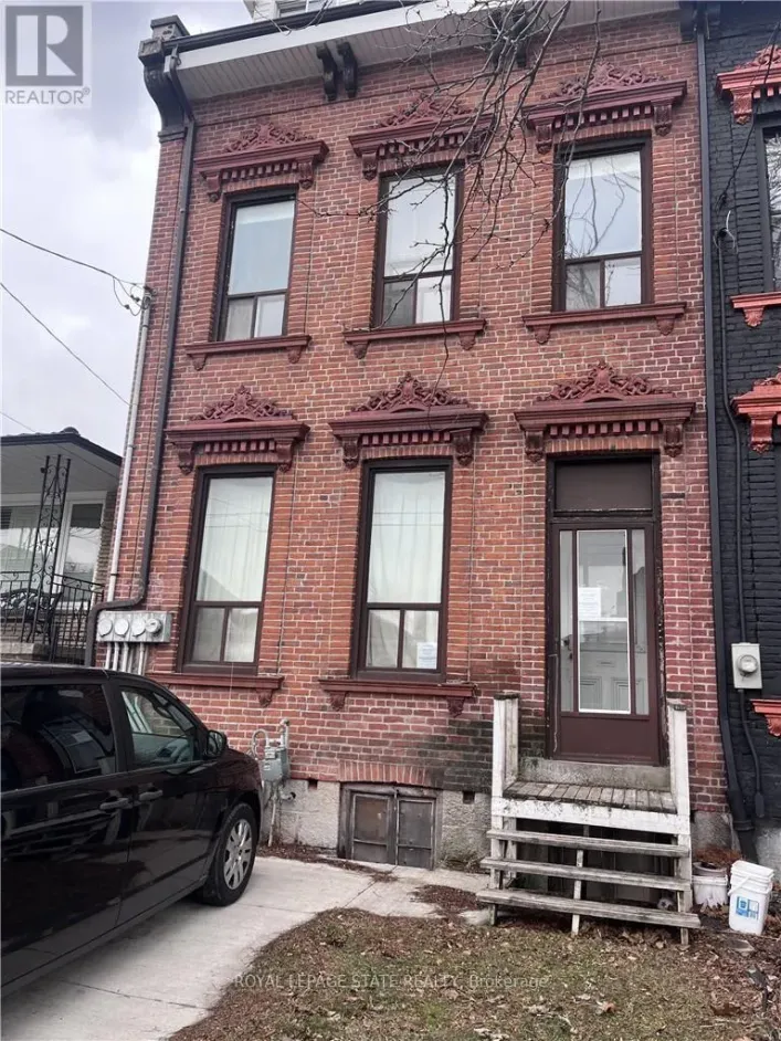 Row / Townhouse for sale: 223 PARK STREET N, Hamilton