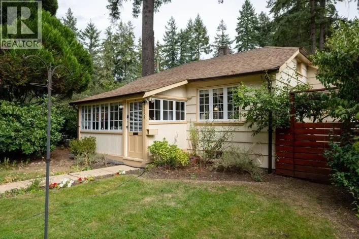 2268 EDGEMONT BOULEVARD, North Vancouver