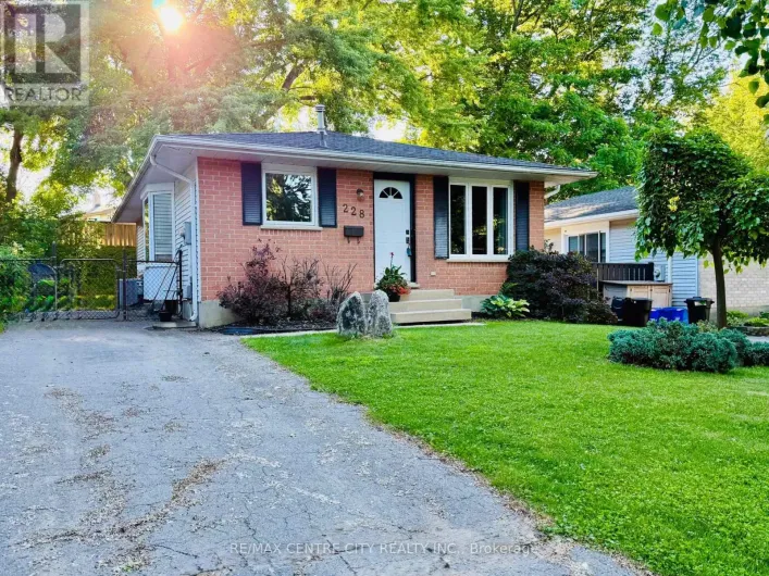 228 POCHARD LANE, London East