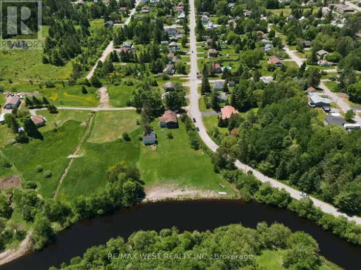 236 QUEEN STREET, Burk's Falls