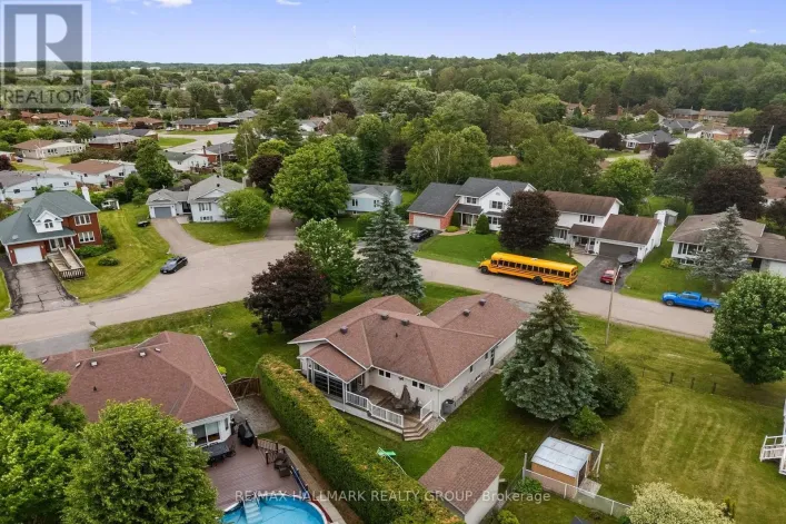236 VANIER CRESCENT, Renfrew