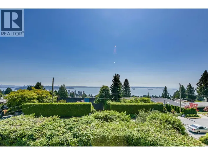 2365 QUEENS AVENUE, West Vancouver
