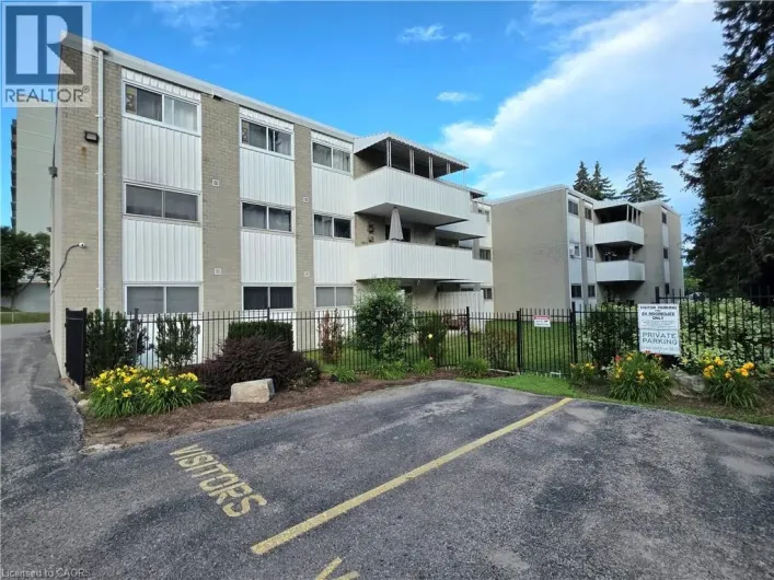 Apartment for sale: 24 MOOREGATE Crescent Unit# 103, Kitchener