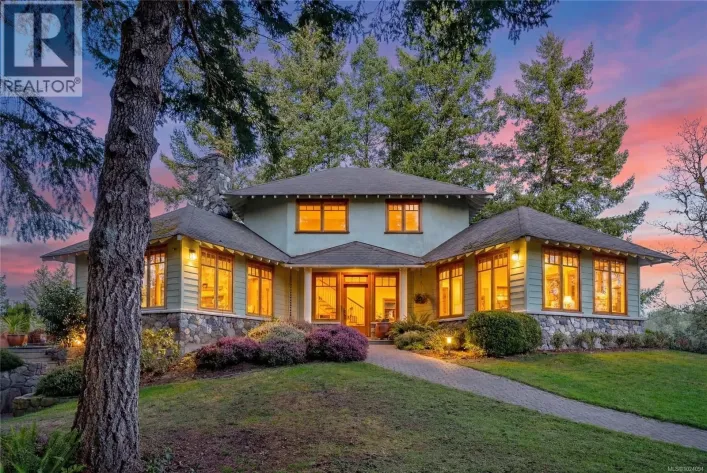 240 Viaduct Ave W, Saanich