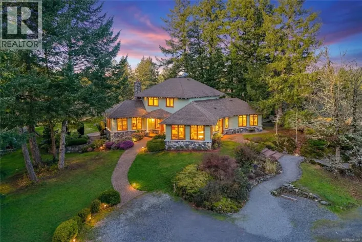 240 Viaduct Ave W, Saanich