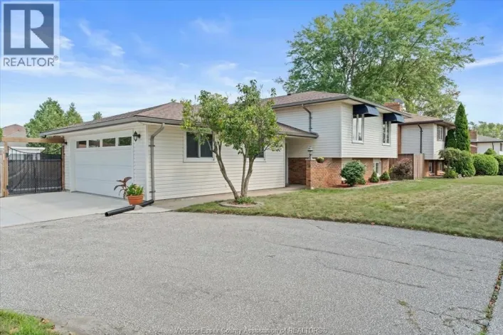 House for sale: 2402 St. Alphonse AVENUE, Tecumseh