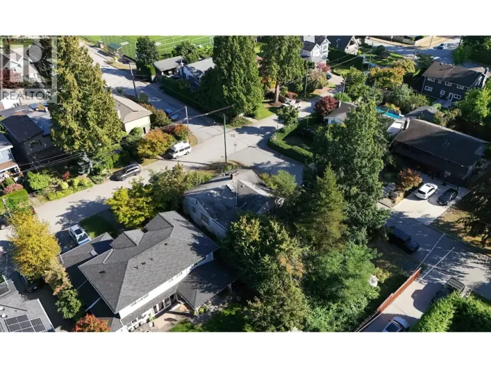 2405 LLOYD AVENUE, North Vancouver