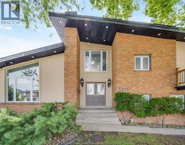 2405 ROXBOROUGH BOULEVARD, Windsor