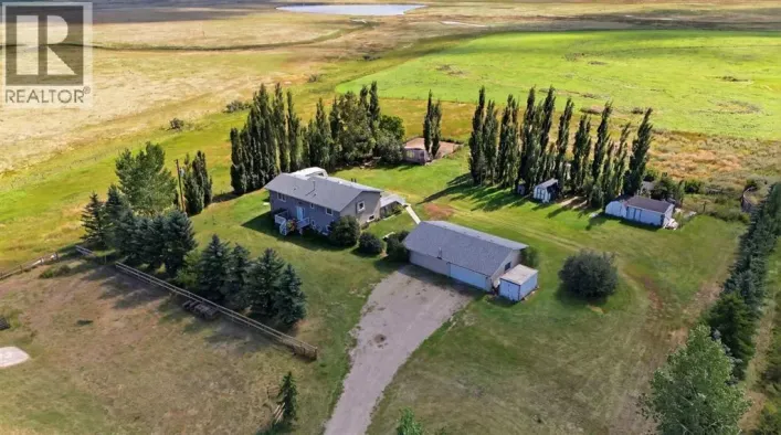 House for sale: 241081 Township Road 232, Rural Wheatland County