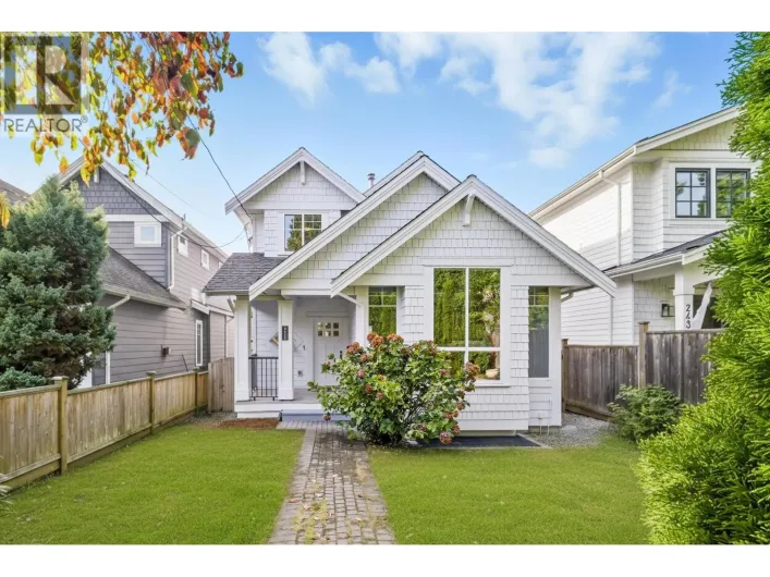 2411 GEORGE STREET, North Vancouver