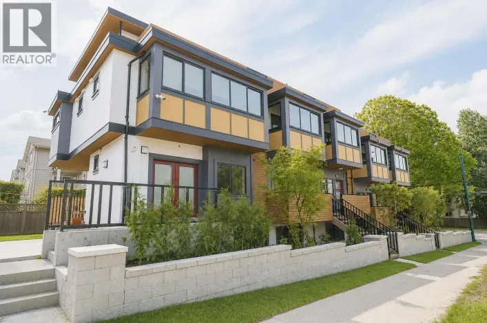 Row / Townhouse for sale: 2412 DUNDAS STREET, Vancouver