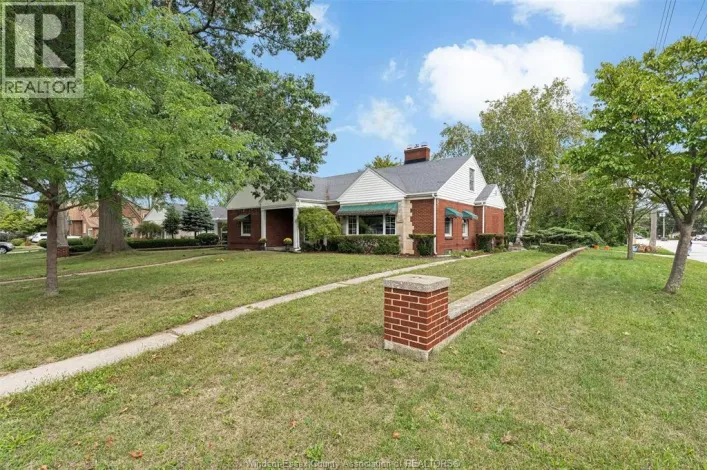 2494 BUCKINGHAM, Windsor