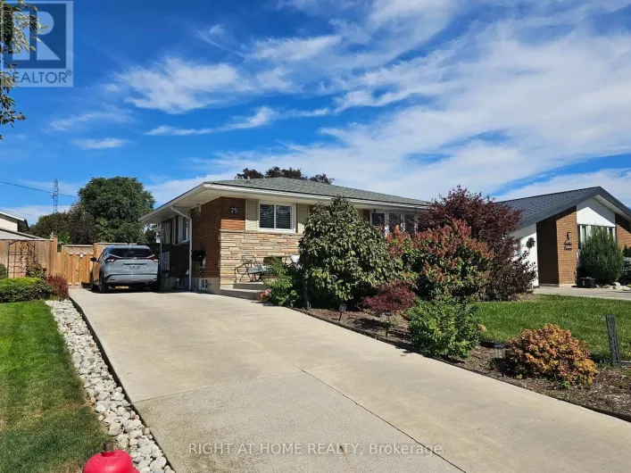 House for sale: 25 SWALLOW CRESCENT, Hamilton