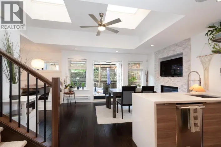 250 E 10TH STREET, North Vancouver