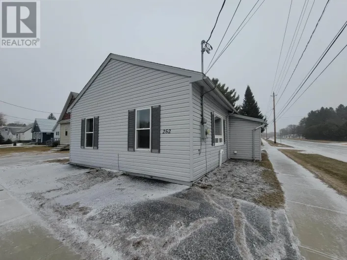 252 Sixth ST E, Fort Frances