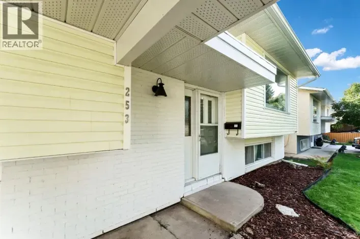 253 11 Street NE, Medicine Hat