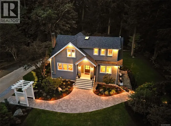 2535 Queenswood Dr, Saanich