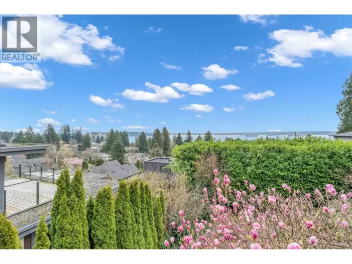 2558 MATHERS AVENUE, West Vancouver