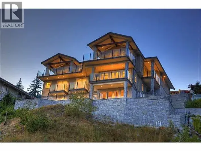 2562 GARDEN COURT, West Vancouver