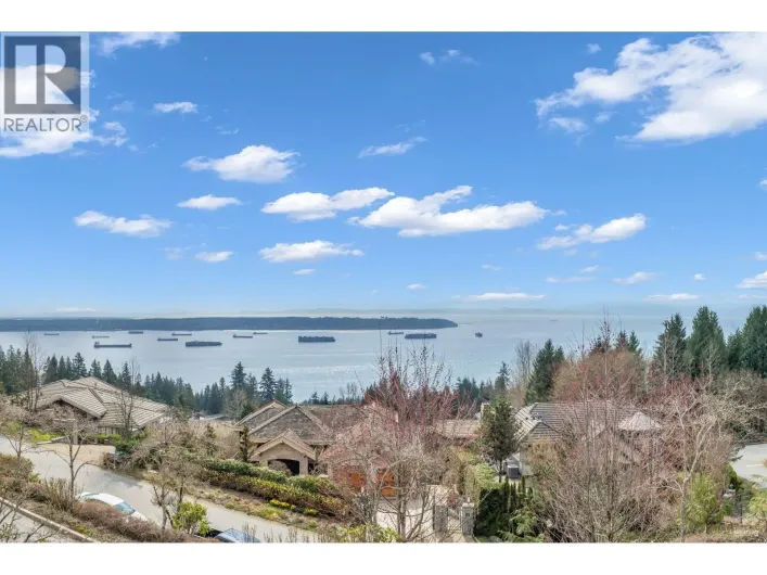 2575 GARDEN COURT, West Vancouver