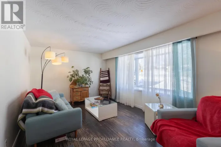 26 CLOVERLEAF DRIVE, Belleville