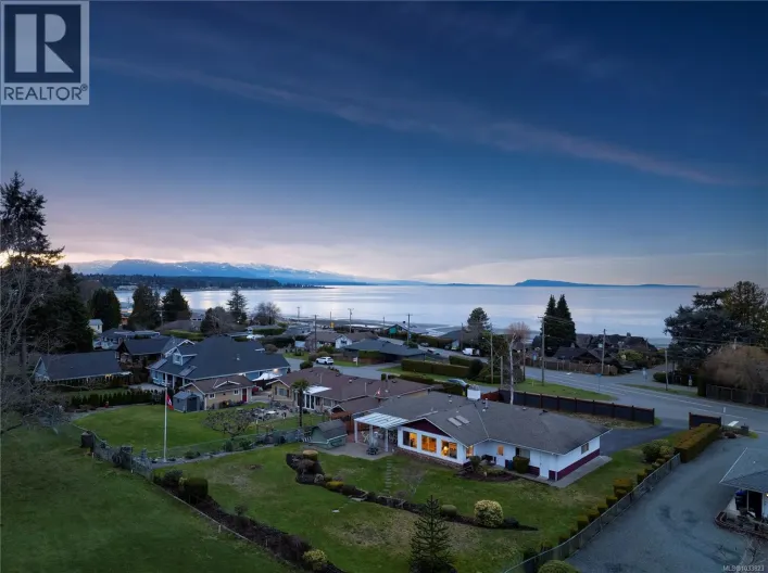260 Elizabeth Ave, Qualicum Beach