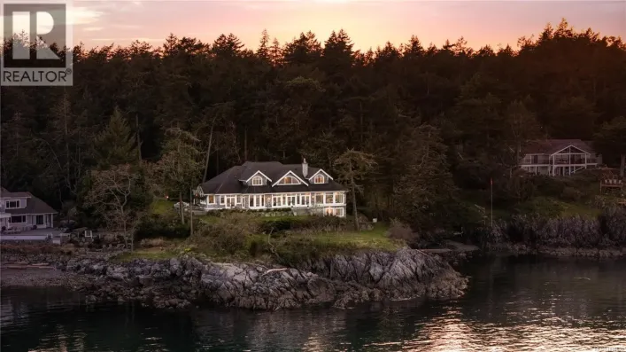 2600 Queenswood Dr, Saanich