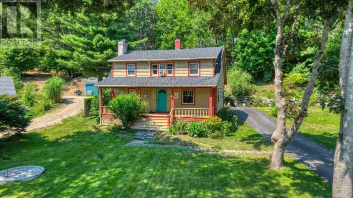 261 Edgewater Street, Mahone Bay