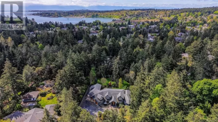 2615 Queenswood Dr, Saanich