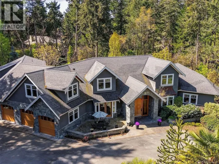2615 Queenswood Dr, Saanich