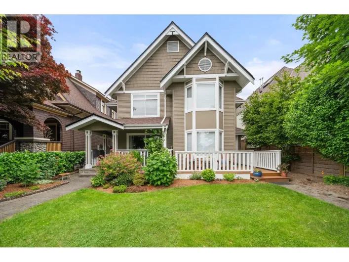 262 E 10TH STREET, North Vancouver