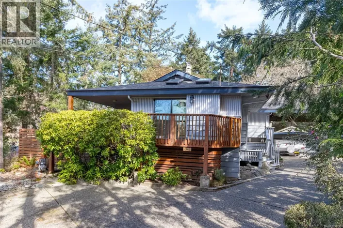 2660 MacDonald Dr E, Saanich