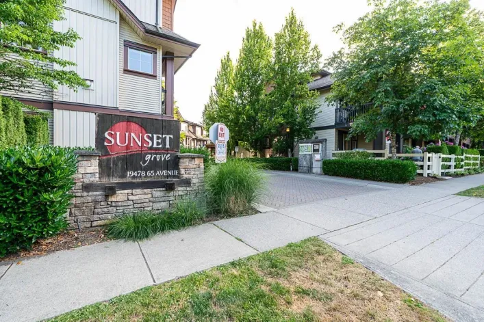 27 19478 65 AVENUE, Surrey