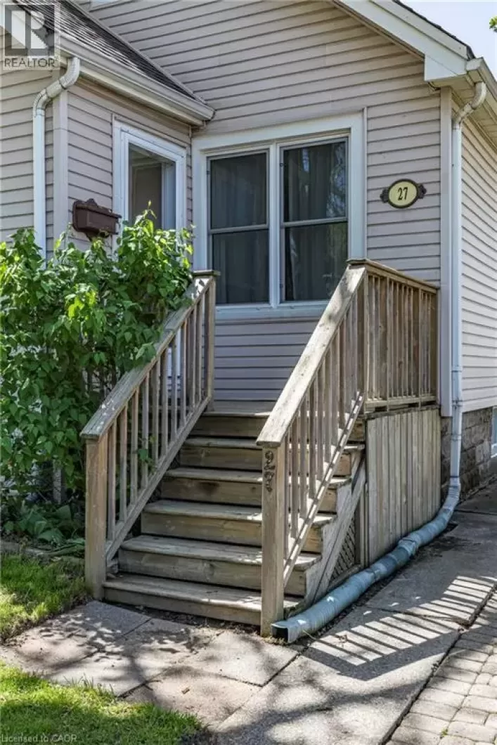 27 BARONS Avenue N, Hamilton