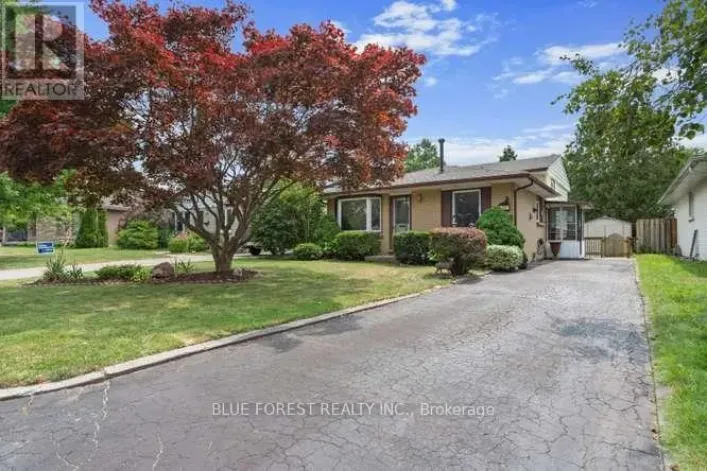 27 VILLENEUVE CRESCENT, London East