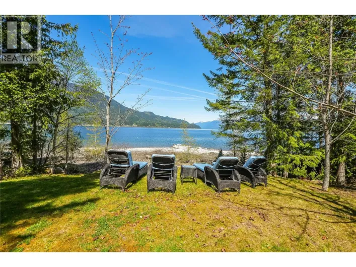 271 Kootenay Lake Road, Procter