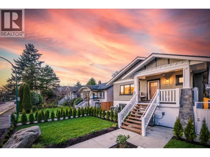 2735 W 8TH AVENUE, Vancouver